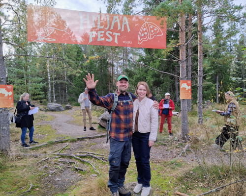 Hiljaa Festin taiteellinen johtaja Simo Peri ja Pyhtään kunnanjohtaja Terhi Lindholm festivaalialueen portilla.