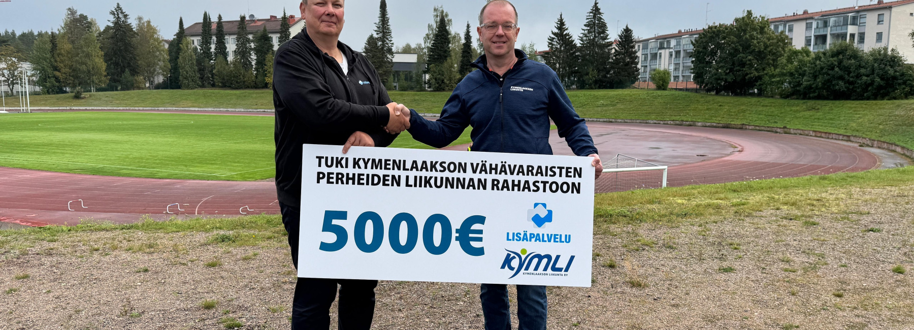 Lisäpalvelu Oy:n toimitusjohtaja Tomi Tikkanen ojentaa lahjashekkiä Kymenlaakson Liikunnan toiminnanjohtaja Tommi Lehtiselle.