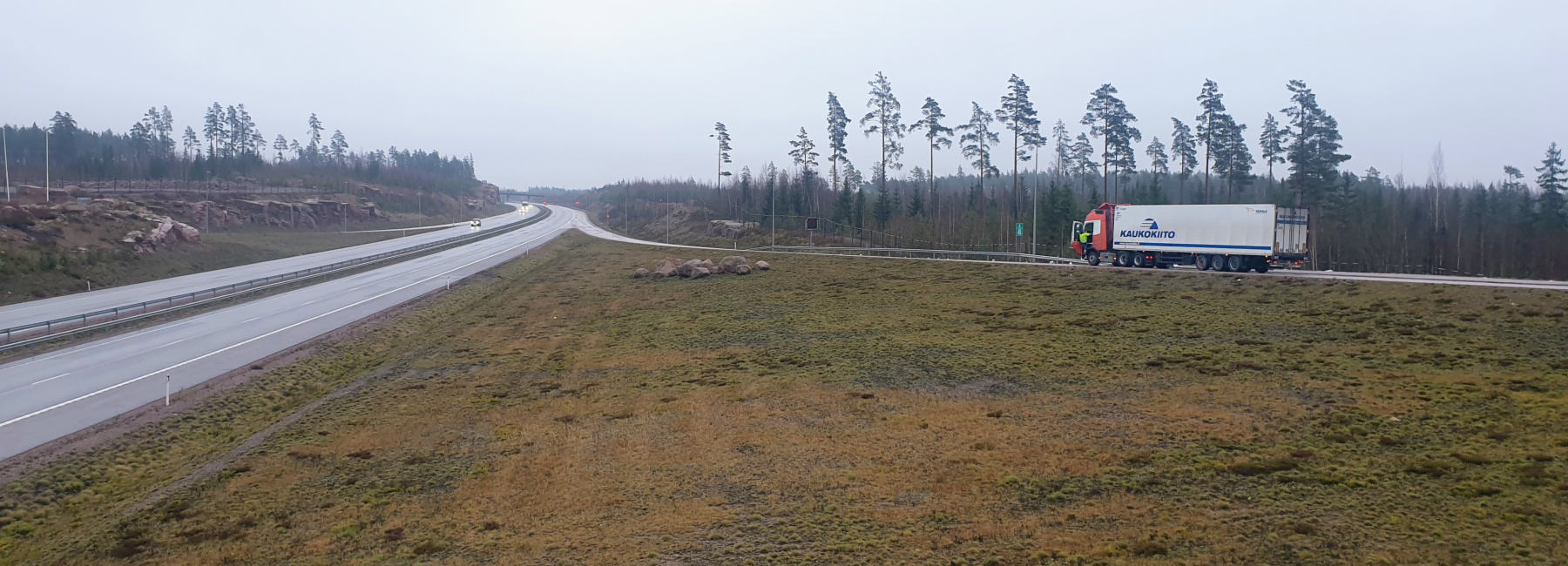 Kaavoituksen kohteena oleva alue sijaitsee Pyhtään kirkonkylässä pääosin moottoritien eteläpuolella.