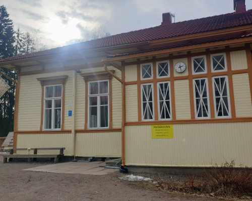 Pyhtää pyrkii turvaamaan Hirvikosken kyläkoulun jatkon ympäristö- ja yrittäjyyskasvatuksella