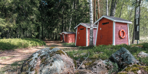 Pukukoppeja rivissä uimarannalla.