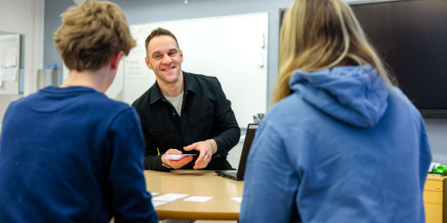 Vuoden opo Eero Uotila pyrkii kuuntelemaan nuoria ja avaamaan näkymiä tulevaisuuteen. Kuva: SAK