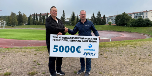 Lisäpalvelu Oy:n toimitusjohtaja Tomi Tikkanen ojentaa lahjashekkiä Kymenlaakson Liikunnan toiminnanjohtaja Tommi Lehtiselle.